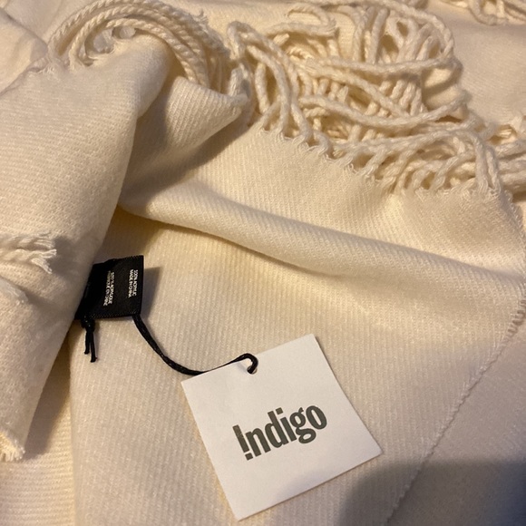 NWT lovely, soft fringed off-white scarf - Picture 3 of 4